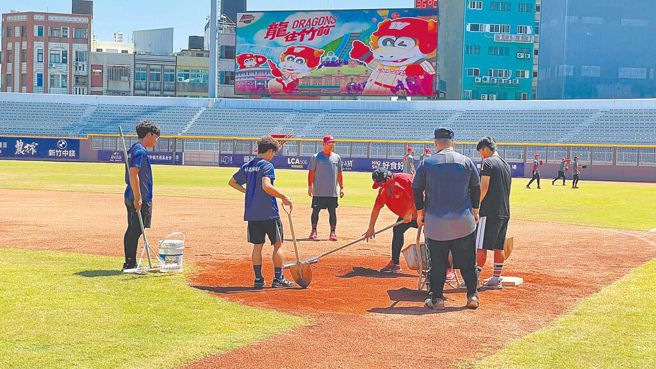 新竹棒球場淺層土挖出廢棄磚頭、電線等，被揶揄為垃圾掩埋場。（中時資料照／毛琬婷攝）