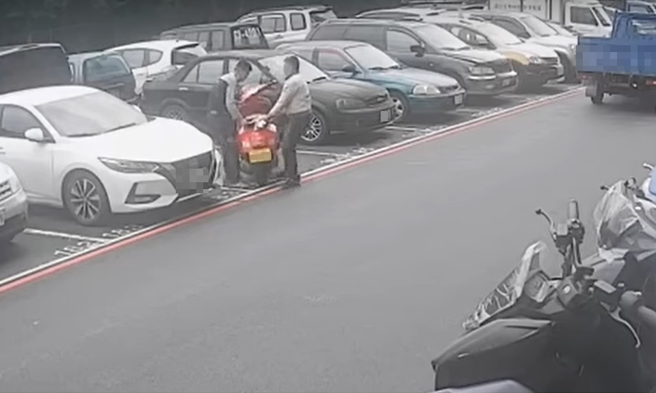 有辆黄牌重机好好的再车格内，竟然惨遭货车司机伙同友人一前一后，将车拖出车格外，货车司机再把货车停进去车格。（翻摄自YouTube频道「WoWtchout - 地图型行车影像分享平台」）