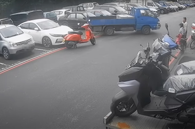 有辆黄牌重机好好的再车格内，竟然惨遭货车司机伙同友人一前一后，将车拖出车格外，货车司机再把货车停进去车格。（翻摄自YouTube频道「WoWtchout - 地图型行车影像分享平台」）