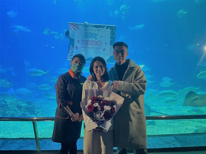 来自屏东市的陈先生为了向喜爱魟鱼的女友求婚，特别与屏东海生馆联繫商谈相关事宜，最后如愿在大洋池与女友求婚成功。（屏东海生馆提供／谢佳潾屏东传真）