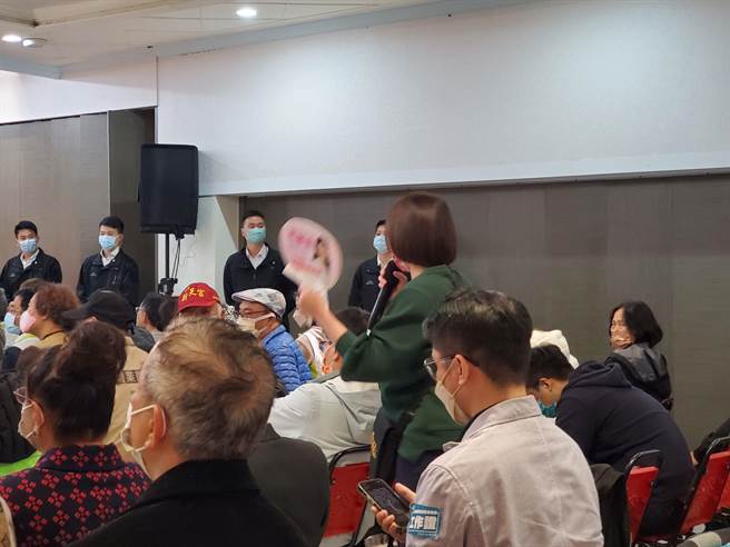 一名手持高嘉瑜搖扇的女性要求開除高嘉瑜，否則2024大選不出來投民進黨。（周麗蘭攝）