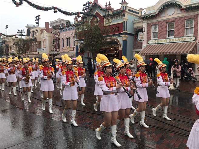 北一女乐仪旗队受邀到美国参加玫瑰花车游行，今日与随行老师、家长们搭乘华航光荣返国。（北一女乐仪旗家长后援会提供）