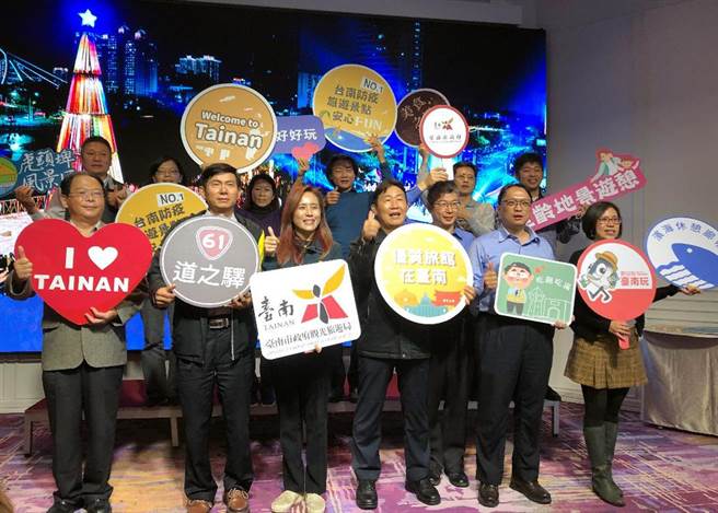 南市观旅局长郭贞慧(前排左3)带领该局同仁向前衝。图文／陈惠珍