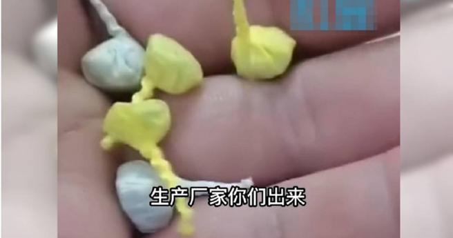 家长抱怨甩炮做得太像糖果，害孩子误食被炸伤。（图／翻摄自刻度视频）