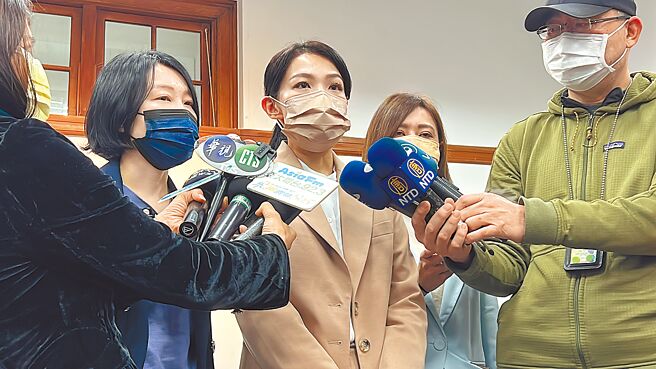 新竹市長高虹安承諾，市府未來會擔起棒球場後續改善跟訴訟，並一肩扛起後續工作。（王惠慧攝）