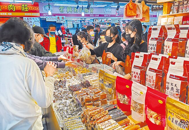 農曆新年將至，民眾採買糖果年貨。（本報資料照片）