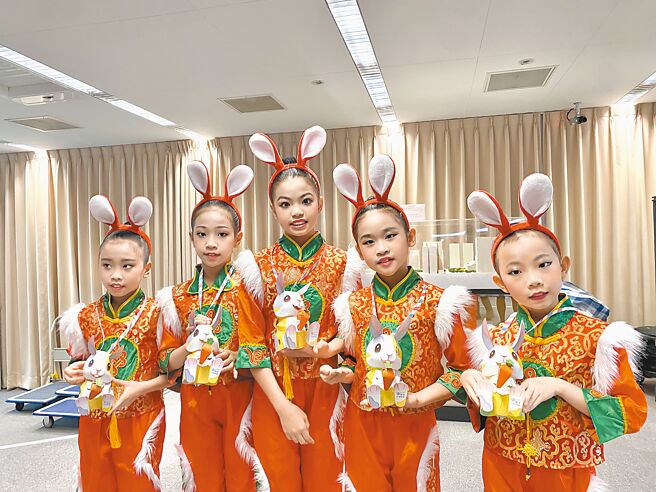 「Happy兔」小提燈是本次燈會一大亮點，可把提燈背於胸前，也能提在手上。（張亦惠攝）