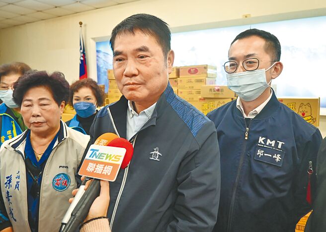 苗栗县长锺东锦（中）时隔半年后，5日上午因参加爱心活动重回国民党苗栗县党部，与新任主委邱一峰（右）互动良好。（李京升摄）