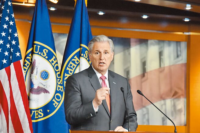 不滿黨內極右翼阻撓，共和黨議員放話將與民主黨人合作。圖為眾議院共和黨領袖麥卡錫舉行記者會。（中新社）