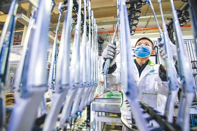 大陆多个兆级城市公布，今年国内生产总值（GDP）增长目标在5.5％至7％之间。图为大陆浙江温岭一家汽车零组件工厂。（新华社）