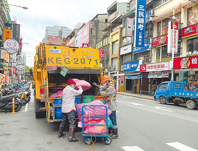 新北市环保局宣布，2023年清洁队员春节慰问金将由原本的600元调升为1200元。（新北市环保局提供／叶德正新北传真）