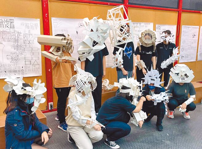 金门大学建筑系举办「演饰心声」艺术活动，由学生穿戴装置走秀，展出50件设计作品。（金门大学提供／于家麒金门传真）