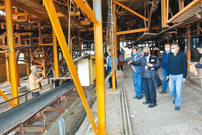 新竹县文化局文资审议委员5日与亚泥代表前往装料站现勘，讨论是否保留採矿设备等议题。（邱立雅摄）