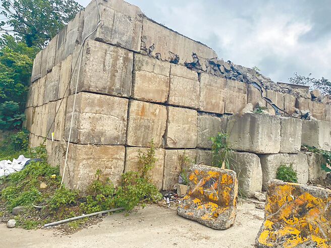 曾倒塌活埋小黄司机的桃园市承恩砂石场，遭民代发现一旁土地放置大量废弃物。（翻摄照片／赖佑维桃园传真）