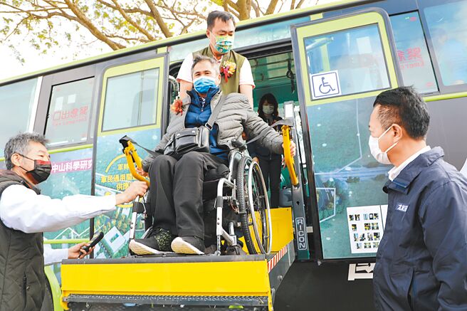 嘉义县为促进产业与文化观光发展，在财政拮据情况下，公车处新购10辆「復康公车」，5日举行启航仪式，扩大对长辈与身心障碍者的服务。（吕妍庭摄）