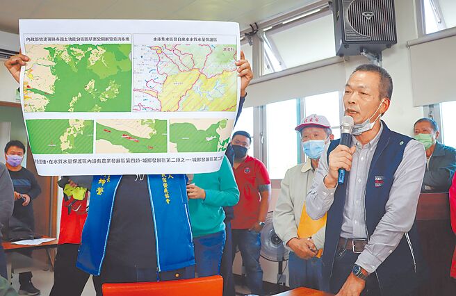 5日在竹崎乡公所举行的公听会上，有陈情民眾拿出图表，表示山区饮用水水质水量保护区画设不合理，要求检讨。（吕妍庭摄）