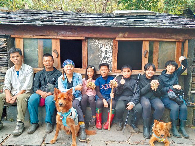 中山大学研究团队带领长荣百合国小学生回到屏东县雾台乡旧好茶部落採收、种植小米。（中山大学提供／袁庭尧高雄传真）