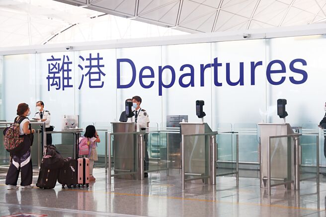 国际上愈来愈多国家，针对陆港澳入境者，要求要有核酸阴性证明，大陆对此反对，并强调有对等措施。图为香港国际机场。（中新社）