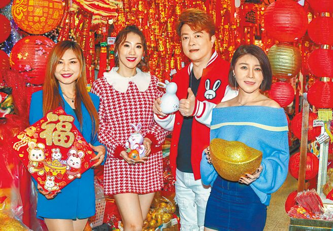 翁立友（右二）昨与师妹萧玉芬（右起）、谢金晶与林琇琪逛春联大街。（粘耿豪摄）