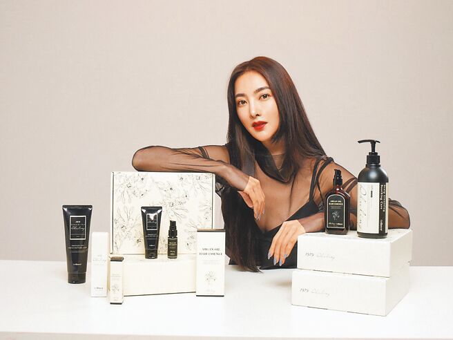 时尚妈咪吴速玲与瑟路菲联手推出的「速玲联名」。（瑟路菲提供）