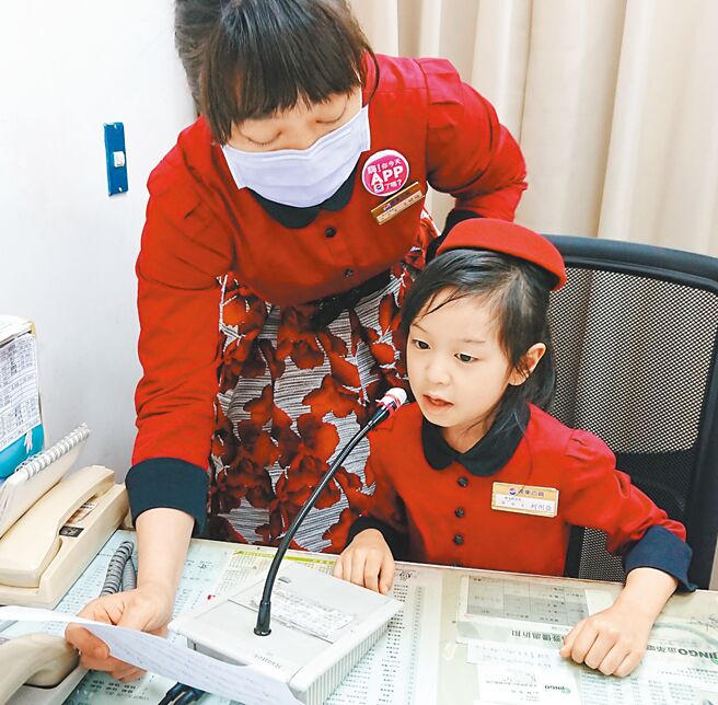 高雄大远百大年初二规画小小服务员体验，让孩子有机会当小小播音员。（远百提供）