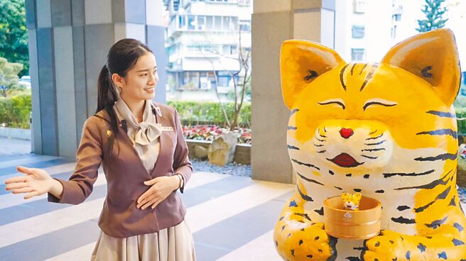 「虎辞胜岁」住房专案，肖虎或名字有「虎」字的民眾，每房加赠餐饮福气金2000元。（北投大地酒店提供）