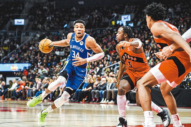 「字母哥」阿提托康波（左）虽然没有延续纪录，但仍创另类大四喜成绩单，带领公鹿延长赛击败暴龙夺2连胜。（美联社）