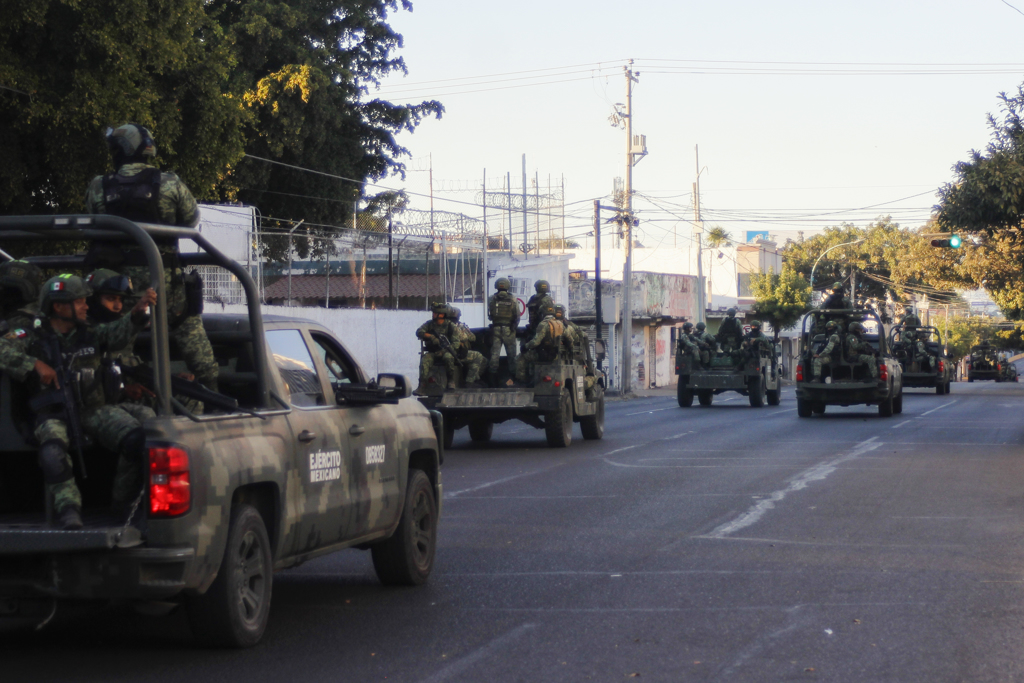 一支墨西哥军队车队在库利亚坎的街道上巡逻。（美联社）(photo:ChinaTimes)