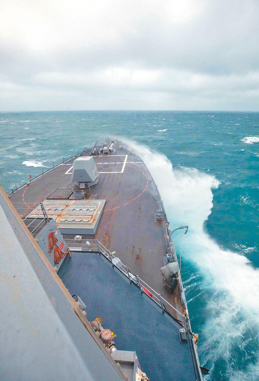 美國海軍勃克級神盾驅逐艦鍾雲號（USS Chung-Hoon， DDG-93）5日通過台灣海峽。（摘自美國海軍第七艦隊官網）