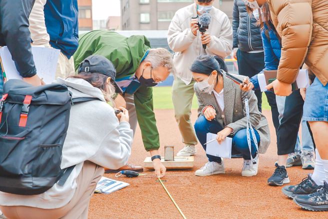 新竹棒球場被挖出磚頭、石塊及廢電線，耗資12億興建的球場竟是「廢土掩埋場」。圖為高虹安與美國職棒大聯盟專家庫克現勘。（高虹安辦公室提供／陳育賢新竹傳真）
  · 