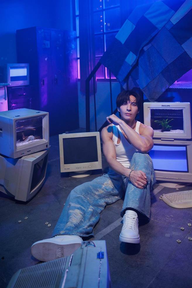 陈势安推出新歌MV，身穿背心秀出结实肌肉。（索尼音乐提供）