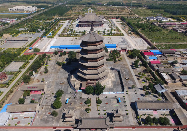 应县佛宫寺内的释迦塔，被吉尼斯世界纪录认定为「世界最高木塔」，该塔距今已有近千年的歷史。全部架构均由卯榫咬合而成，没有一颗铁钉。（图／中新社）