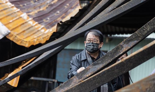 朱宗庆》与四位资深团员一同赴八里下罟子仓库火灾现场（图/爱传媒提供）