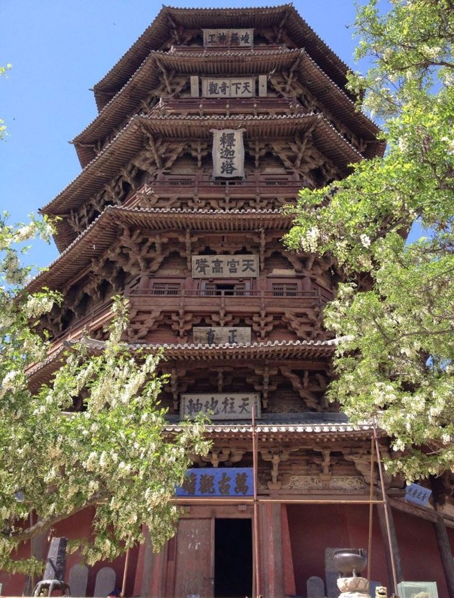 应县木塔不仅是宗教与歷史知名古蹟，更是东方建筑技术的奇蹟，与意大利比萨斜塔、巴黎艾菲尔铁塔并称为「世界三大奇塔」。（图／新浪网）