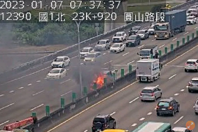 国道1号南下23.8公里圆山交流道处，今（7）早上7时许发生一辆小货车在行进中突起火燃烧，车身迅速着火冒出黑烟，造成后方车潮一度回堵近4公里。（翻摄即时路况资讯）