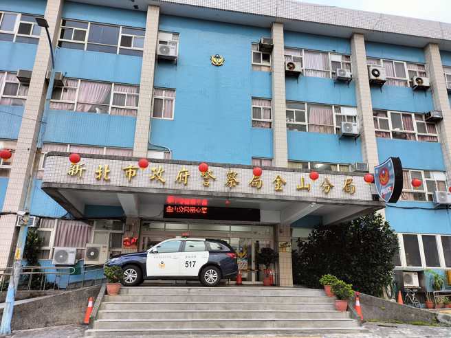 悲剧！新北3岁幼童坠楼摔死，阿公惊见爱孙遗体脚软崩溃。(翻摄自金山分局官方网站)