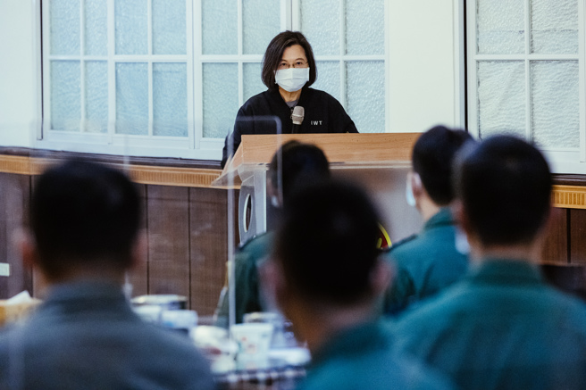 蔡英文總統（後）6日視察嘉義空軍第四聯隊，於餐會中致詞並與重要幹部及官兵代表會餐。（資料照,郭吉銓攝）