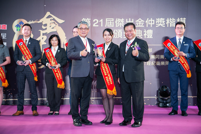 信義房屋大里園區店專案經理周品辰（中）榮獲2022金仲獎不動產經紀營業員楷模。（圖/信義房屋提供）