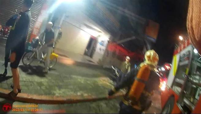 新北市金山区4日晚间10时发生一起坠楼悲剧，有名3岁男童因不明原因，从7楼住家坠落到1楼地面，紧急送医抢救仍伤重不治。(黄敬文翻摄)