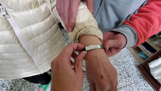 大甲警分局员警透过妇人手上的爱心手炼，送她回到温暖的家。(警方提供)