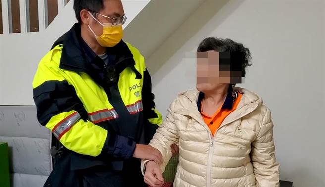 大甲警分局员警透过妇人手上的爱心手炼，送她回到温暖的家。(警方提供)