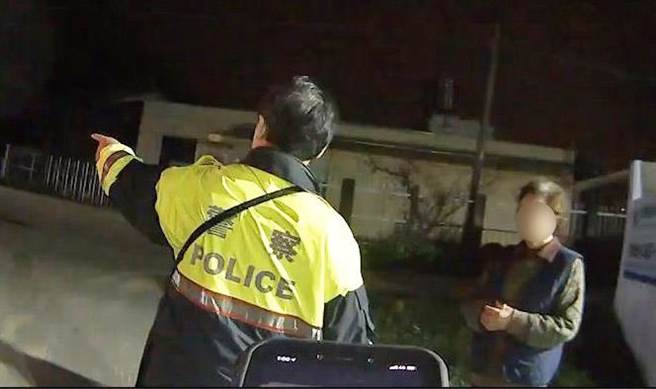 神冈区一名有失智倾向71岁的胡姓老妇人，深夜坚持「找老师」，翁子警一查意外寻获失踪人口。(警方提供)
