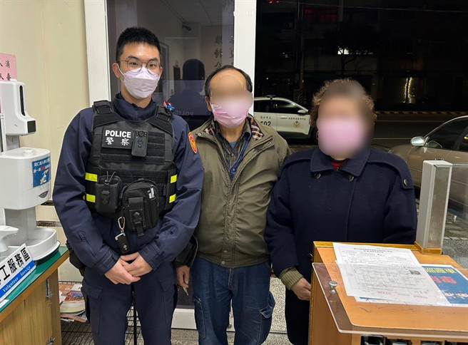 神冈区一名有失智倾向71岁的胡姓老妇人，深夜坚持「找老师」，翁子警一查意外寻获失踪人口。(警方提供)