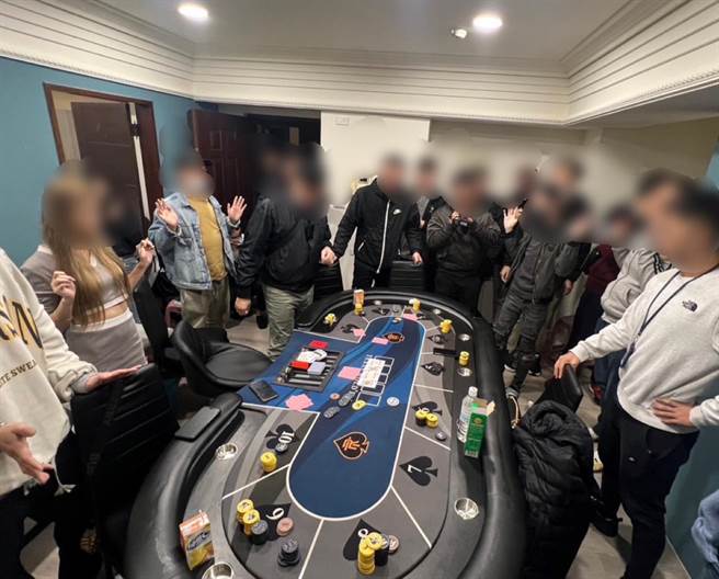 新庄警方6日凌晨持新北地院核发的搜索票对一处赌场展开攻坚，一举查缉4名工作人员及7名赌客，查获赌资超过百万。(黄敬文摄)