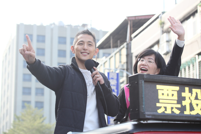 台北市第三选区立委补选倒数1天，民进党候选人吴怡农（左）提出台北市、新北市汐止区、基隆市行政区域合併政见，遭国民党候选人王鸿薇批「委屈了」，应该去选总统。对此，吴7日由民进党立委苏巧慧（右）陪同下车队扫街，出发前受访表示，台北整体行政区域重划有三个重点，首先，六都跟县市间的差距愈来愈大，希望缩小；第二，亚洲其他邻国首都人口都是800万以上，而台北市不到250万，整体发展动能不足，希望透过北北基核定提升大台北都竞争力。（张铠乙摄）