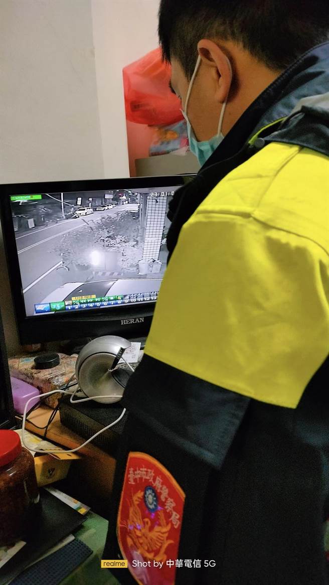 警方调阅监视器影像，并通知涉案范姓男子到案说明。(图／翻摄脸书「爆废公社」)