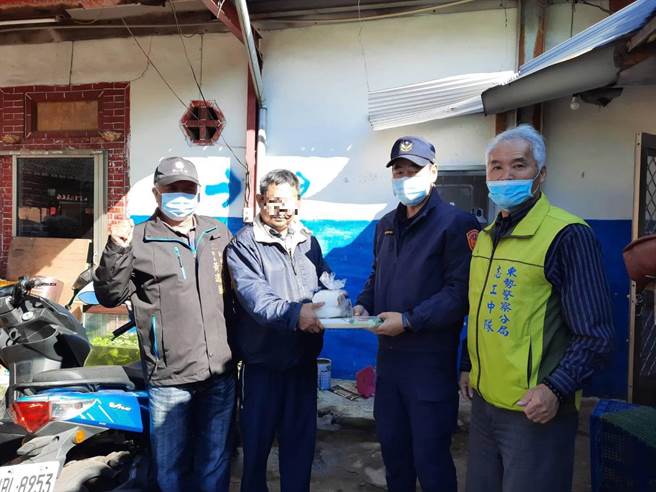 東勢分局永源派出所員警與警察志工及警友站等熱心團體募集白米、香菇等日常民生物資一批，親自分送至轄區獨居長者處所，並預祝農曆春節快樂。（警方提供）