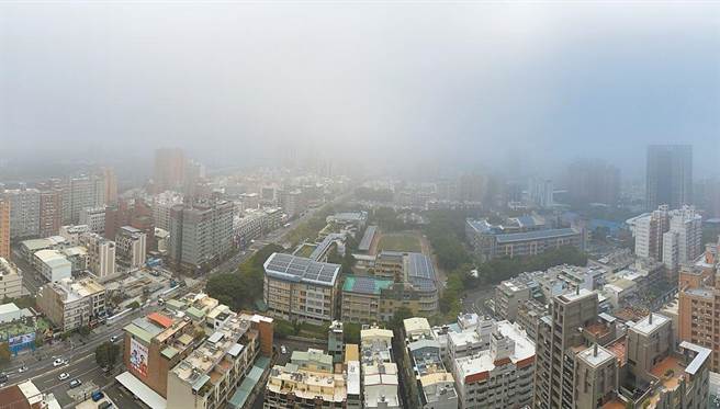 境外污染源7日伴随冷气团南下，预估午后开始影响高雄地区，偏北风进入高雄市后风速降低，造成扩散条件不佳，高市空气品质预估将由黄色普通转为橘色提醒等级。（本报资料照片）