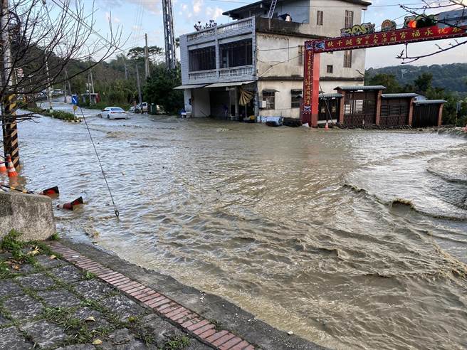 桃园龙潭三坑抽水站前，今早发生自来水管爆管事件。（摘自龙潭人脸书社团）