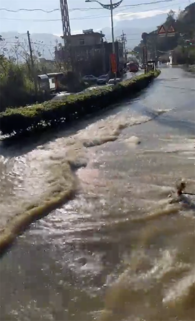 破管现场涌出大量自来水。（徐玉树提供／蔡明亘桃园传真）